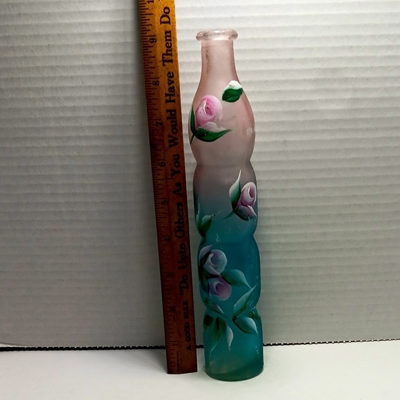 Vintage beautifully painted rose vase - Picture 3 of 9